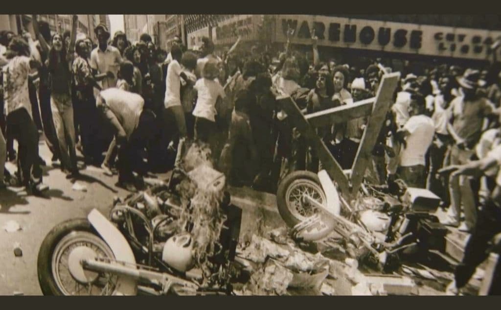 El activista René Martínez organizó
<b> una protesta el sábado 28 de julio, </b>quienes se mostraron molestos por la baja fianza que recibió Cain, que fue puesto en libertad.
<br>También se presentaron más cargos contra los oficiales. La
<b>sentencia para Cain fue de 5 años de prisión, que le redujeron a 2 años y medio. </b>
<br>