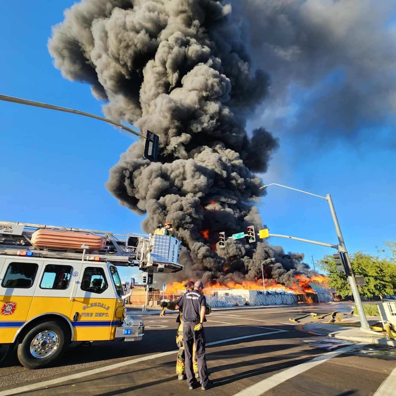 Diversas cuadrillas de bomberos rodearon la zona del incidente para atacar el fuego desde varios frentes y poder controlarlo antes de que siguiera extendiéndose en el área.