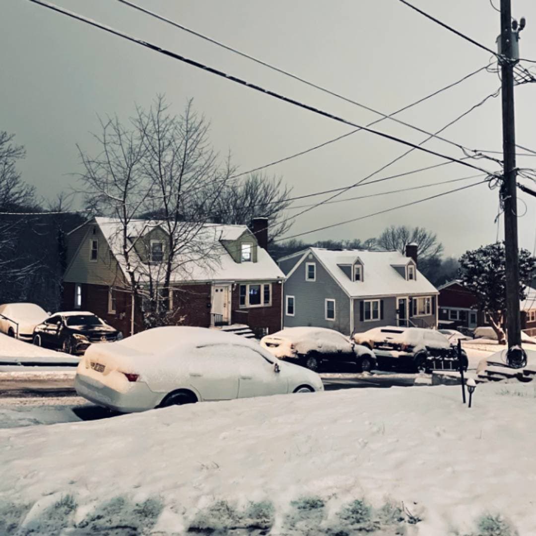 Vehículos de nuestra área quedaron cubiertos de la precipitación blanca, como nos compartió Marleny Mendoza, desde Maryland.