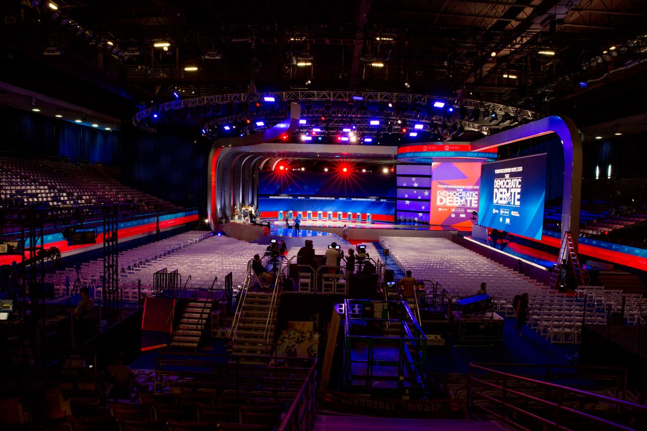 El escenario fue instalado en la arena de salud y educación física de la universidad. El centro de estudios anunció un despliegue de seguridad importante para el evento.