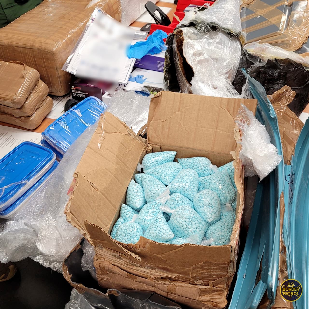 La incautación resultó en 89 libras de metanfetamina, 34 libras de marihuana y 24 libras de fentanilo.