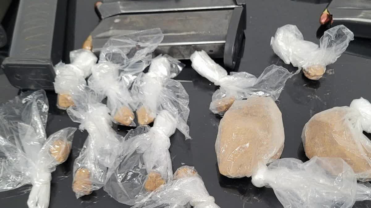 Arrestan a pandilleros en decomiso de drogas y armas en condado Manatee