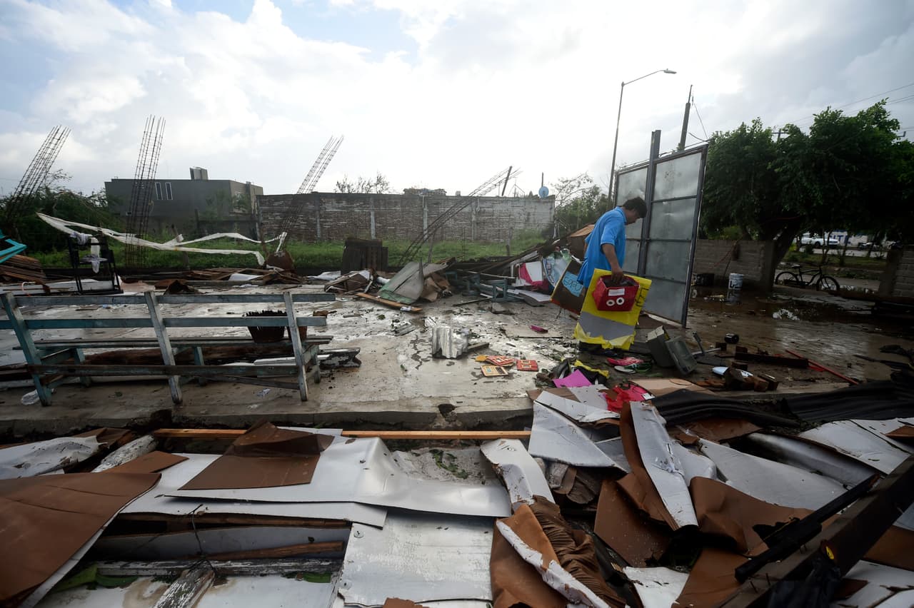 Una portavoz de la policía de Escuinapa dijo que el ciclón había derribado árboles, lámparas, postes y paredes.