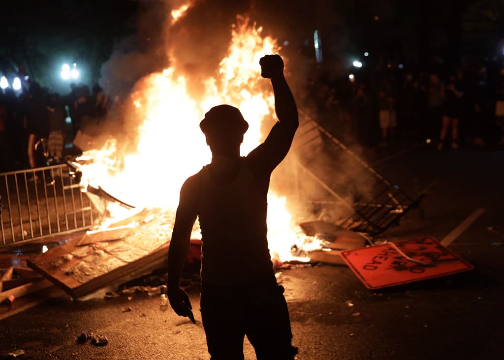 Un EEUU "en llamas": cómo Facebook permitió que Trump azuzara los ánimos durante las protestas antirracistas