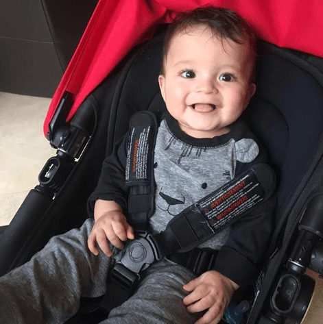 Gael es un chiquito risueño y su mamá, papá y hermanita no puede ser más felices a su lado.