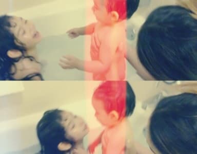 La artista de 38 años fue una madre dedicada y amorosa. Como muestra esta foto donde aparecen Sara y Víctoria en la hora del baño.