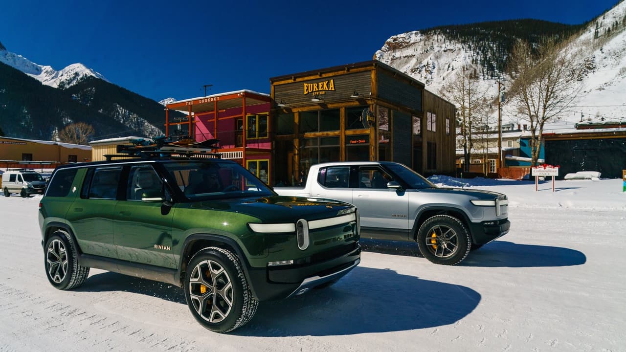 Ambos modelos están construidos sobre una novedosa
<b>plataforma flexible</b> (en relación a los diversos tamaños en que se puede configurar), a la que el fabricante emergente a bautizado como 'skateboard', o patineta.