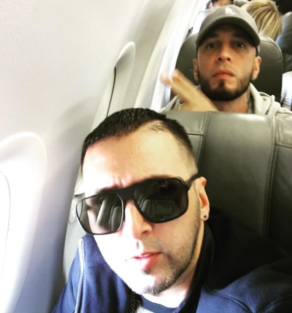 Ya montados en el avión mostraron lo felices que estaban de viajar a la 'Ciudad del Pecado'.