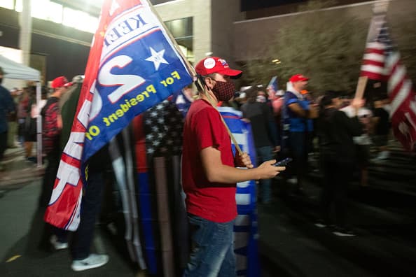 Varios de los manifestantes en el sitio vestían gorras, cargaban banderas y pancartas de apoyo a la presidencia de Trump.
<br>