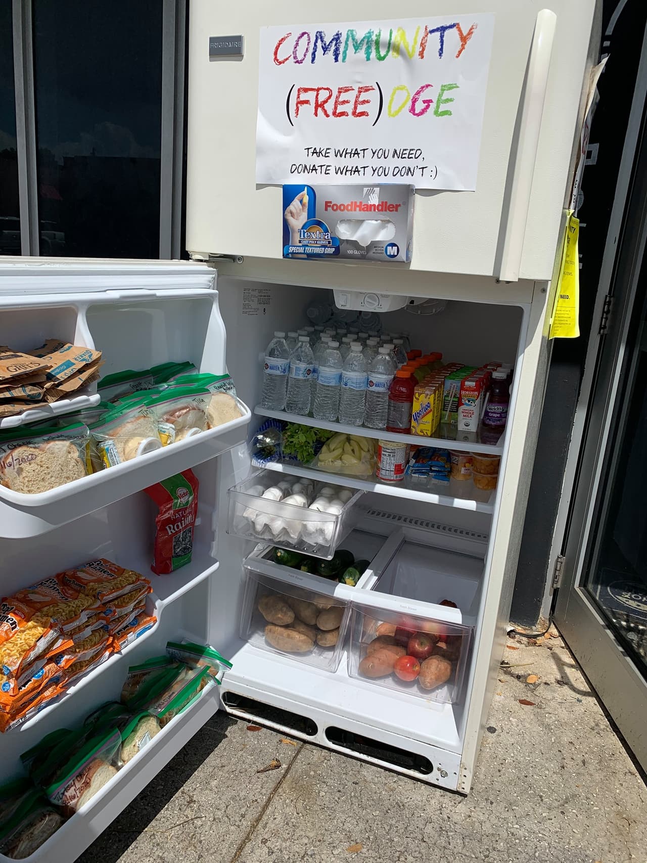 Se multiplican las neveras llenas de alimentos para asistir a afectados por la crisis pandémica