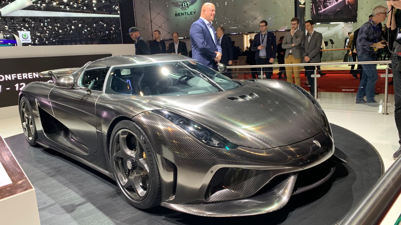 <h3 class="cms-H3-H3">Koenigsegg Regera</h3>
<br>Este hermoso Regera, una de las solo 60 unidades que se pleanea construir del modelo lanzado en 2018, con carrocería de fibra de carbono sin pintura, posa junto a su padre, 
<b>Christian Erland Halard von Koenigsegg</b> fundador del exitoso fabricante boutique sueco.