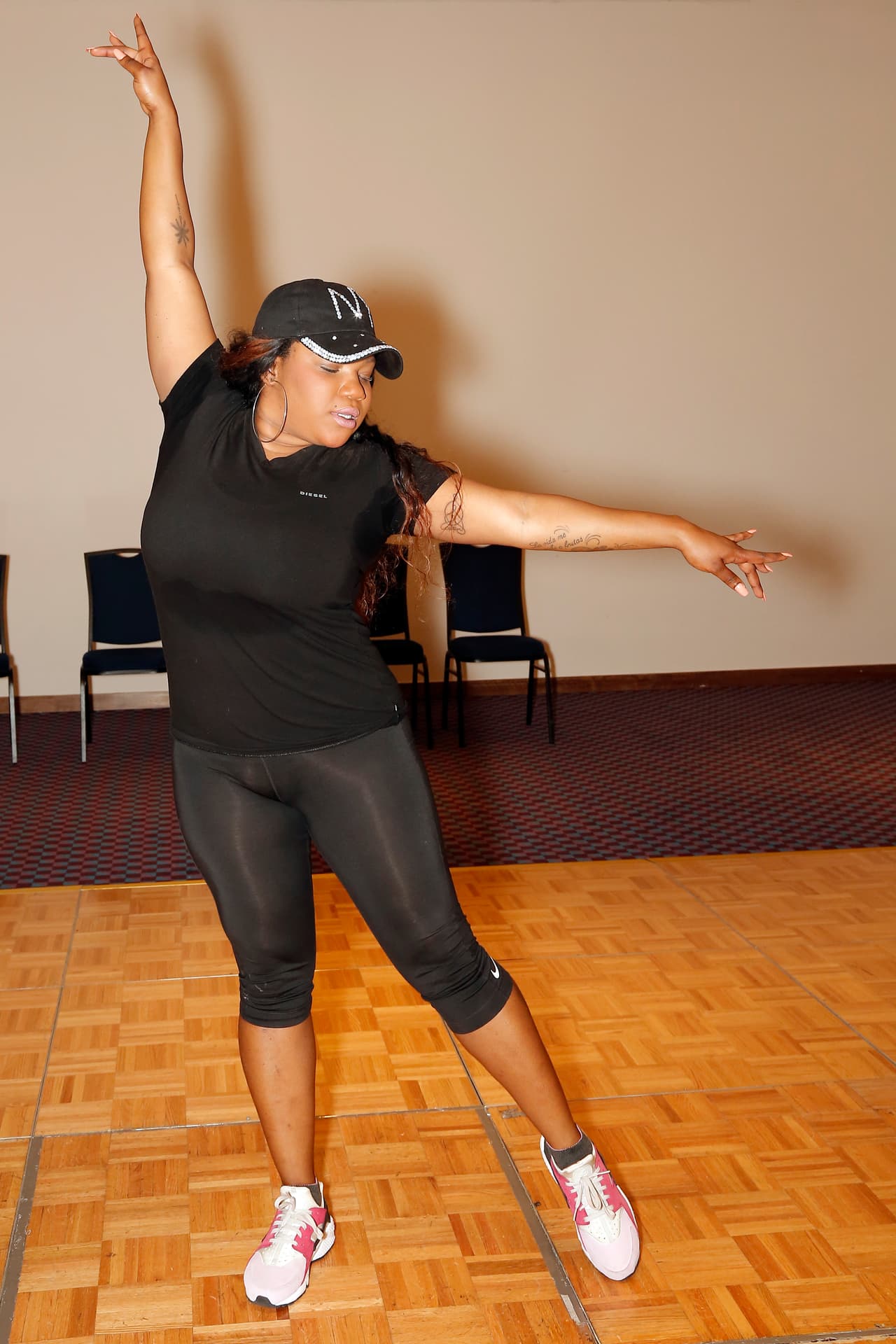 La dominicana Chiky BomBom sorprendió a todos al aprenderse en un día el baile que le tocó y confesó antes las cámaras de Despierta América que, como parte de su rutina, tiene una “vueltecita” y por ende se cayó “como una guanábana (fruta)”.