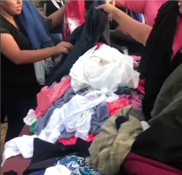 En el evento hubo prendas muy baratas, la gente se arremolinaba para llevarse playeras, blusas, vestidos y pantalones de Chiquis Rivera.