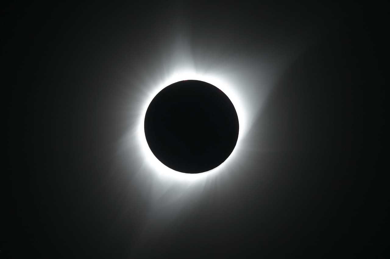 El magno eclipse solar del pasado 21 de agosto de 2017 dejó sorprendido a medio planeta, que siguió su recorrido con mucho interés, fascinación y dedicación. De por sí, presenciar uno es atractivo para la humanidad. Este lo sería aún más por ser el último que veríamos durante este año.