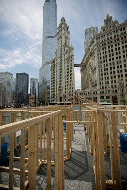 Un grupo de voluntarios se dieron a la tarea de construir 13 modelos de viviendas familiares en plena Plaza Federal, como parte de la iniciativa ‘Habitat For Humanity’, la cual busca mejorar la calidad de vida de familias en Illinois a través de la construcción de casas terreras a precios asequibles. Luego del evento estos modelos serán transportados a diferentes barrios de Chicago. Para más información o si desea participar puede visitar www.chicagolandhabitat.org