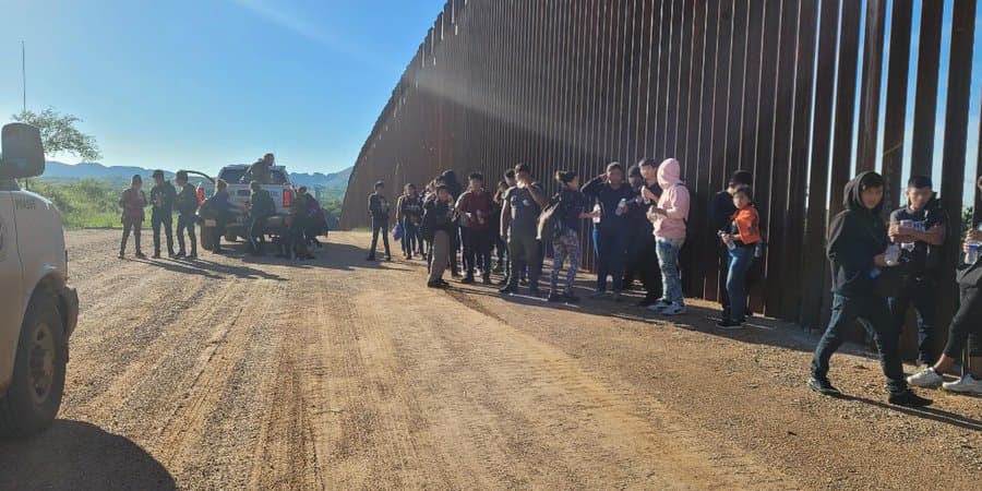 Casi todos eran niños: detienen a un grupo de más de 50 inmigrantes cerca de Sasabe