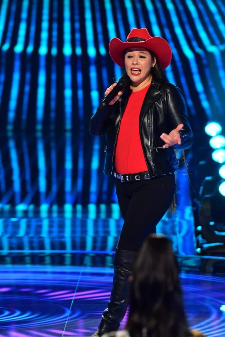 Cristina sufrió bullying por una malformación en su mano derecha y al contarle eso a los jueces, ellos le aplaudieron de pie su fortaleza para salir adelante y no tener limitaciones.