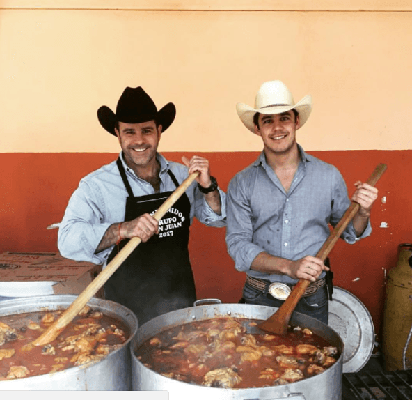 Recientemente, Eduardo Capetillo se mostró feliz de "compartir con su cachorro la importancia de servir a los demás...".