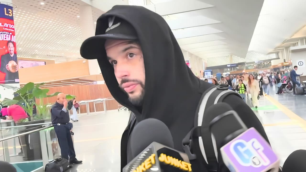 Emiliano Aguilar reaparece en México y es cuestionado sobre su hospitalización