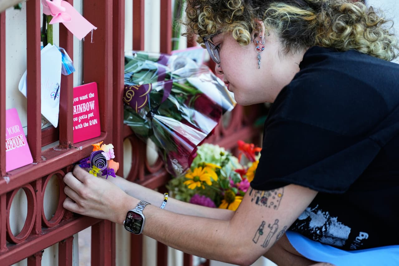 Chloe Beauchene deja flores frente a la oficina de Dolly Parton el martes 25 de agosto de 2026 en Nashville, Tennessee.