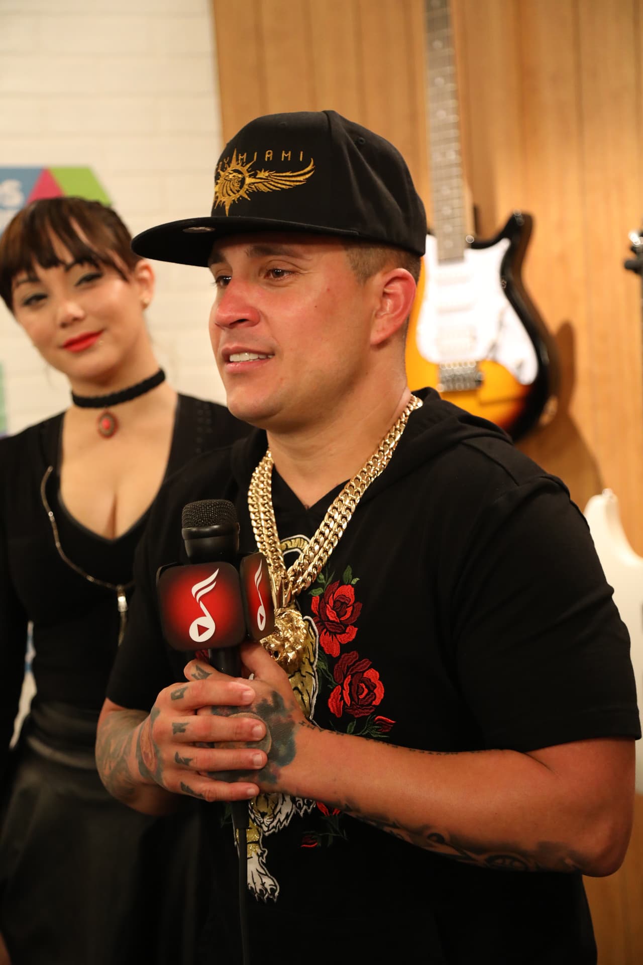 Osmani García es fan de los tatuajes y las cadenas de oro.