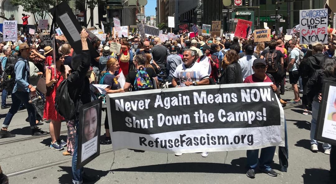 Cientos de activistas bloquean calles en San Francisco para exigir el cierre de los centros de detención 