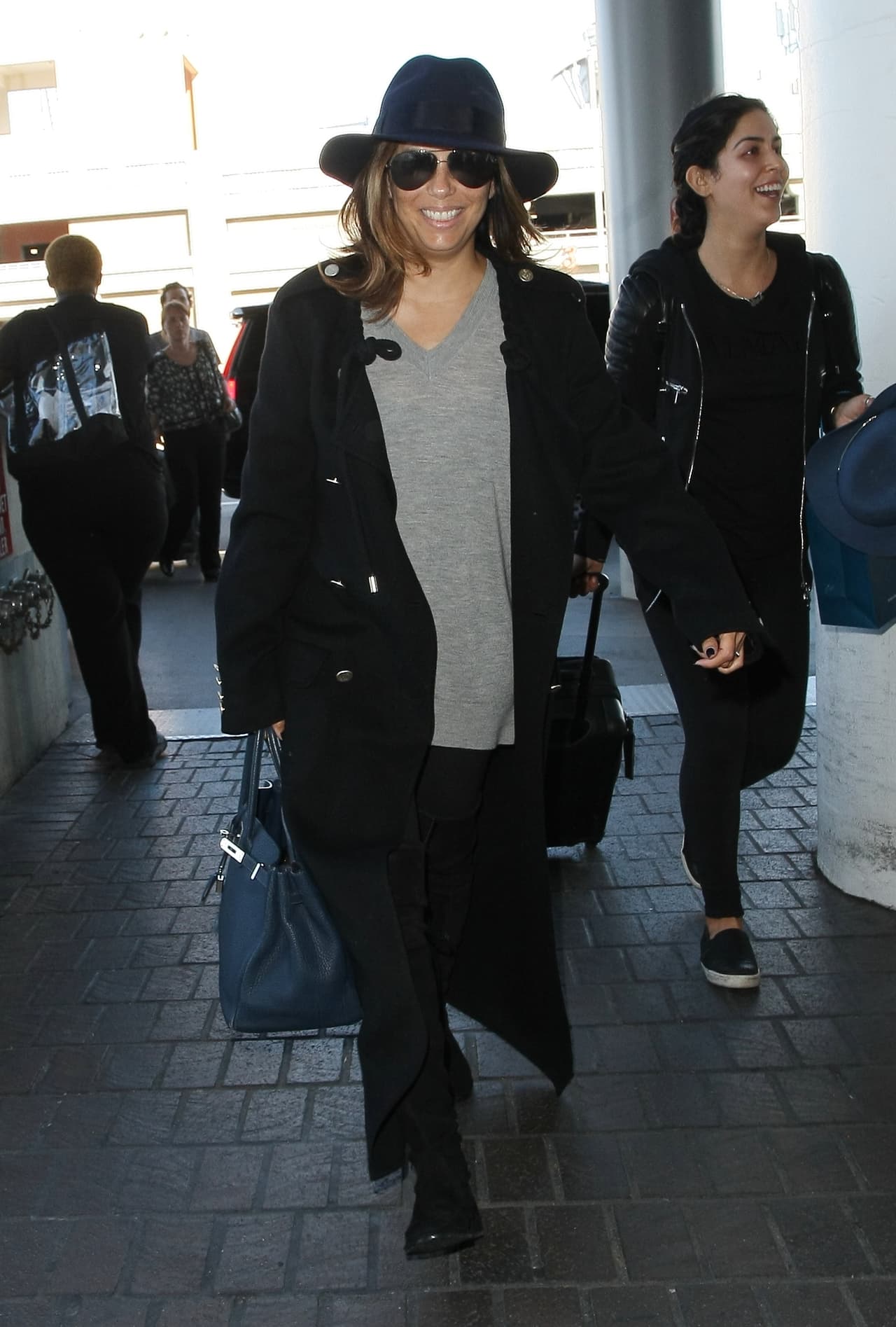 Pero dejó de lado su prisa y les regaló una sonrisa.