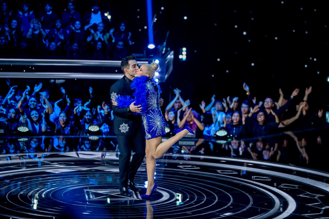 Yuri deslumbró con un mini vestido en un tono azul eléctrico y aplicaciones, combinando con el brillo que siempre irradia la investigadora.