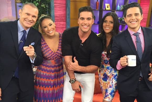 '¡Despierta América! @alantacher @karlamartineztv @franciscalachapeltv', compartió Alejandro. (Junio 15, 2015)