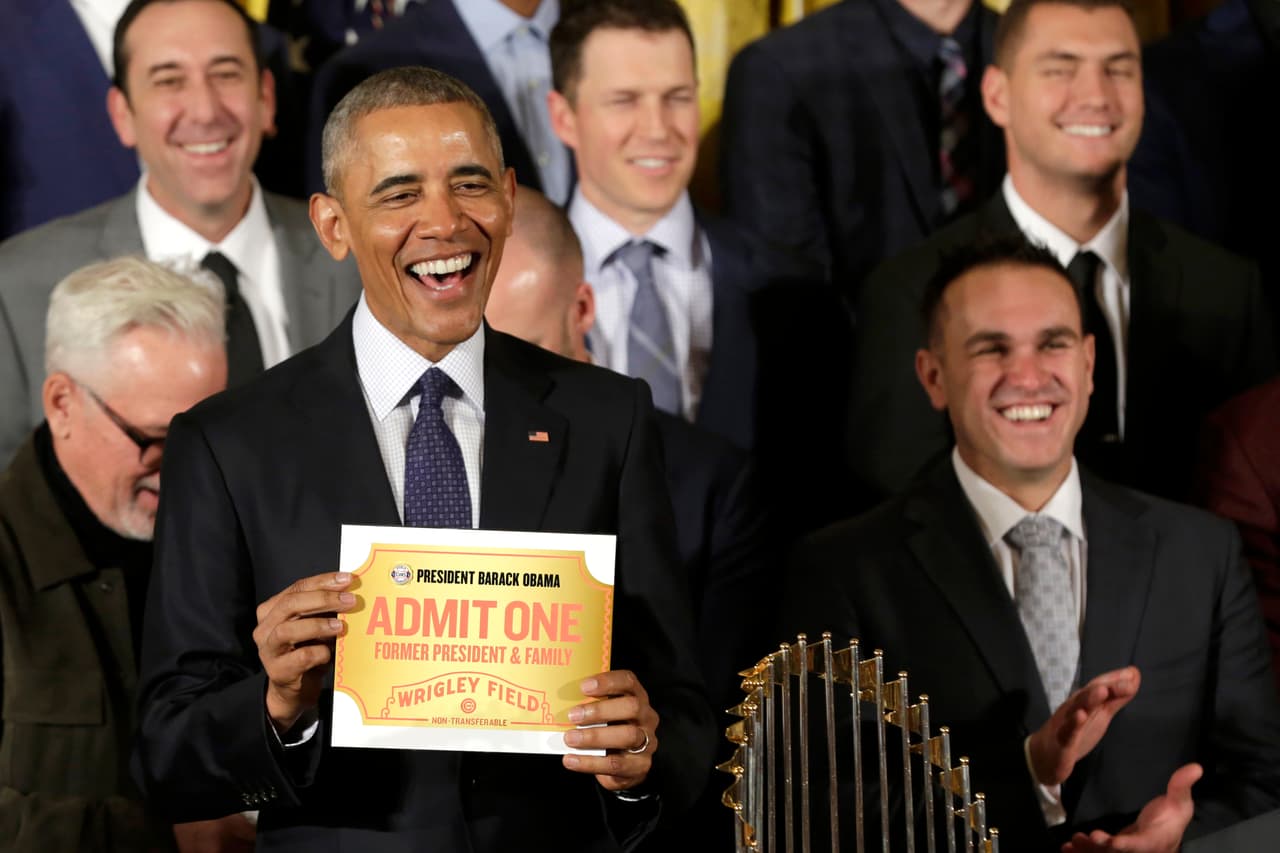 Obama recibe un certificado de admisión de por vida para los juego de los Chicago Cubs.