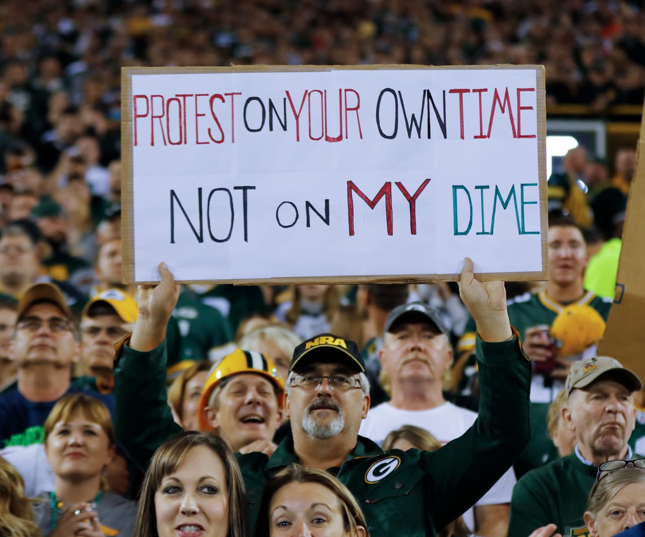 "Protest on your own time, not on my dime" fue el mensaje de este aficionado.
