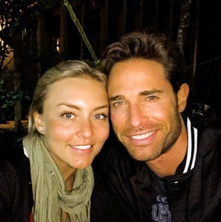 "Hoy ya son 4 años a tu lado, Angelique Boyer. Haciéndome subir al cielo sin despegar los pies del suelo. Porque nuestro amor siga siendo la libertad de volar juntos siempre. Te Amo.", escribió el actor de 43 años junto a esta postal.