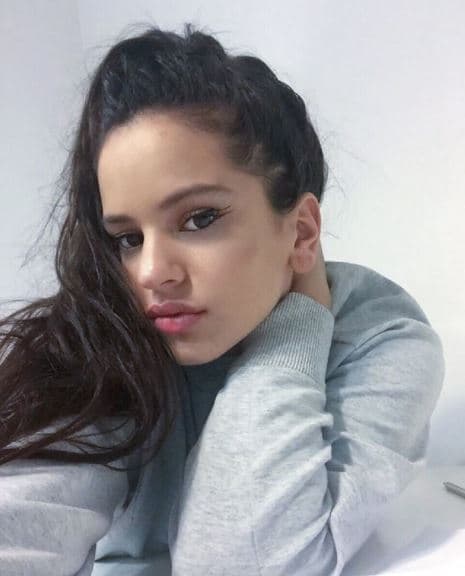 La cantante española actualmente tiene 29 años y es todo un fenómeno en la música en español. Claro que su trayectoria musical comenzó muchísimo antes, cuando era una niña de siete años a la que su padre animó a cantar durante un almuerzo.