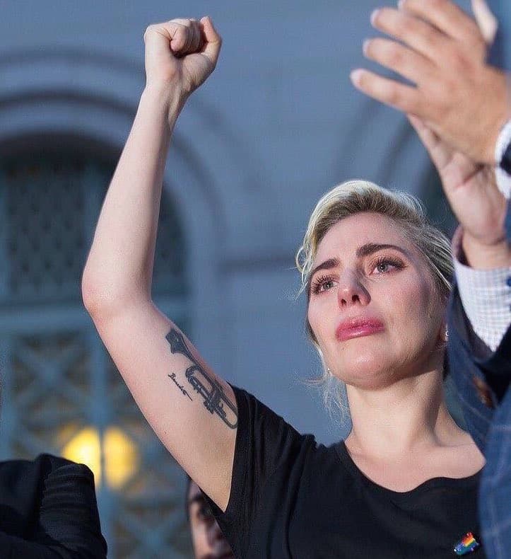 Lady Gaga llora por "ataque contra la humanidad” en Orlando