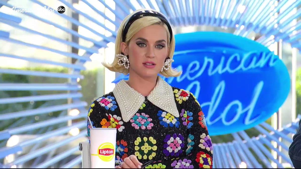 Pero Katy Perry no sólo se toma un tiempo para salir a dar paseos a la playa mientras espera la llegada de su primogénita, en el camino también promociona el lanzamiento de su próximo álbum, que saldrá a la venta el 14 de agosto, y continúa con su trabajo como miembro del jurado del concurso de talento 'American Idol'.