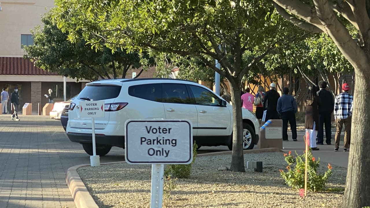 Decenas de personas han llegado a los centros de votación en las primeras horas de las elecciones en Arizona