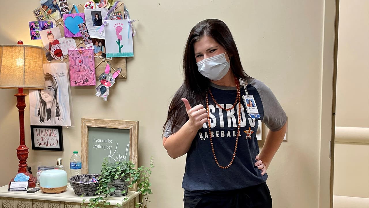 Los pequeños fueron vestidos con ropa de los
<a href="https://www.univision.com/local/houston-kxln/houston-astros-serie-mundial-braves-atlanta-fotos">Astros</a> con la ayuda de las enfermeras.