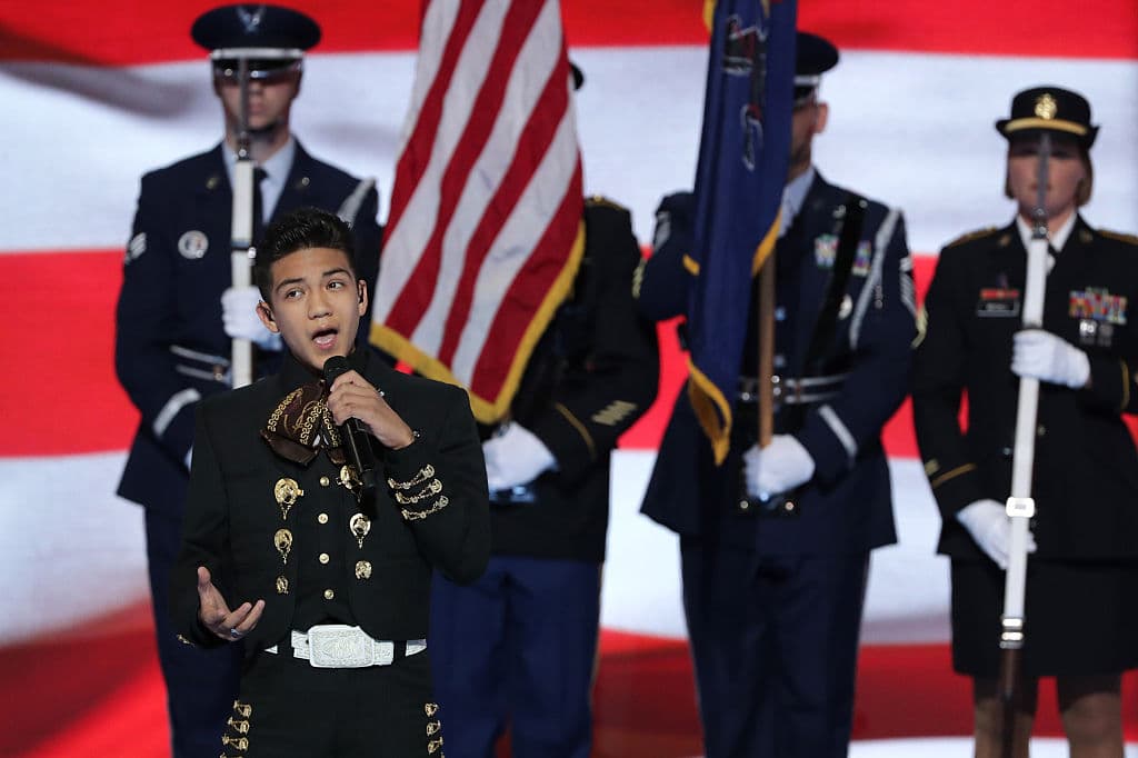 El Charro de Oro cantó el himno para el Partido Demócrata y el mundo se llenó de esperanza 