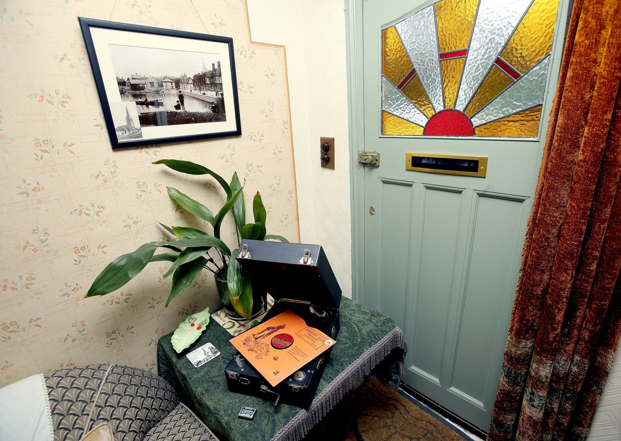 Cruzar esa puerta es regresar al siglo XXI. ¿Crees que era igual de fácil la vida antes y ahora?