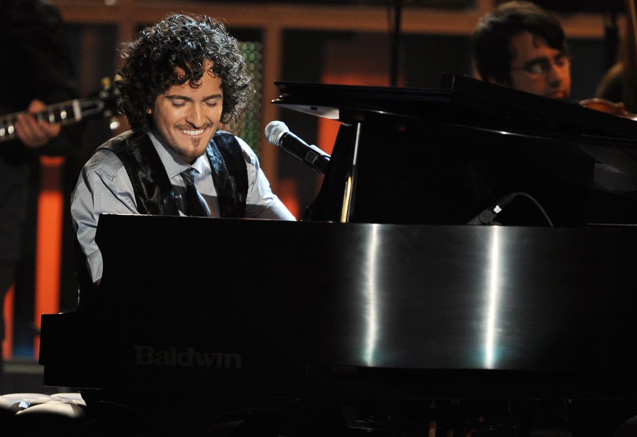 La música es uno de los amores que lo han acompañado toda la vida. Produce, arregla y compone, y también toca el piano, el violín y la guitarra. Tommy se clavó en la música de lleno desde muy joven, estudió en Berklee College of Music en Boston.