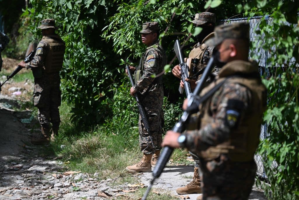 Todos los vehículos de pasajeros y particulares estaban siendo inspeccionados y las personas deben identificarse para poder entrar y salir de la zona, mientras las unidades antiterroristas hacen registros en las comunidades para localizar y capturar a los pandilleros. Activistas y organizaciones denuncian que en este tipo de acciones se cometen violaciones de los derechos humanos contra personas que no tienen nada que ver con las maras