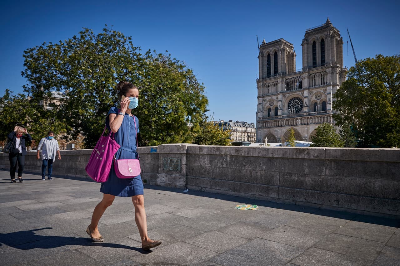 Ciudadanos de Paris pasan por la catedral de Notre Dame en París, donde es obligatorio usar una mascarilla en público.