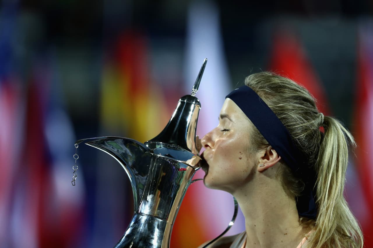La ucraniana Elina Svitolina, primera favorita y cuarta del mundo, conquistó por segundo año consecutivo el torneo de Dubai tras imponerse en la final a la rusa Daria Kasatkina por 6-4 y 6-0.