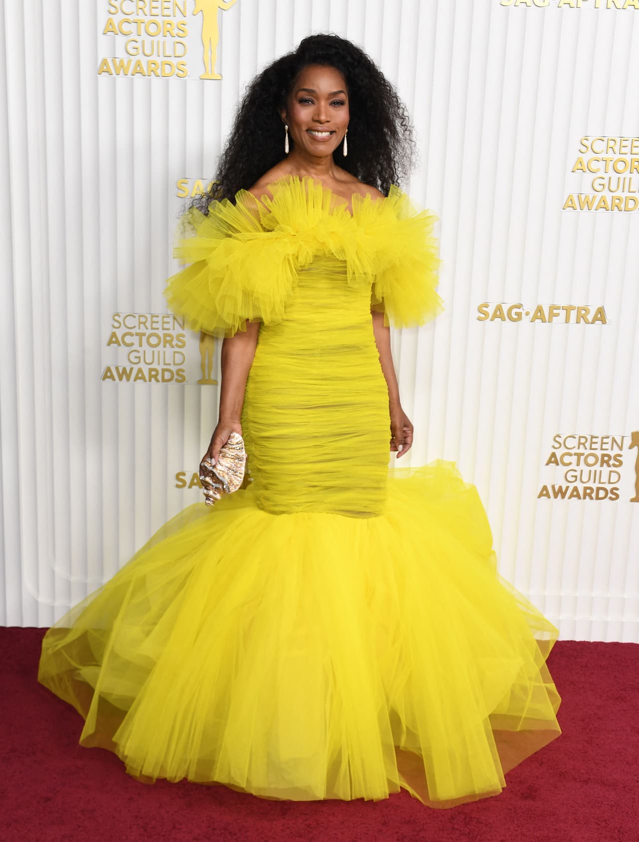 <b>Angela Bassett</b>
<br>
<br>La estrella de 'Black Panther' se robó miradas con un vestido voluminoso y amarillo de Giambatista Valli.
