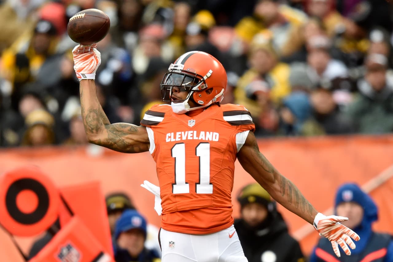 <b>10 WR</b> -
<b> <a href="http://www.univision.com/deportes/futbol-americano/national-football-league/terrelle-pryor-bienvenido-a-los-washington-redskins-video" target="_blank">TERRELLE PRYOR</a></b>:
<b> </b>
<i>FIRMADO POR</i>
<b> WASHINGTON REDSKINS</b>
<br>De lo poco interesante de Cleveland en varios años, su presencia habla de la monstruosa ventaja que Pryo le estaba dando a esquineros establecidos -como Darrelle Revis, Josh Norman y Janoris Jenkins- en su primera temporada como receptor a tiempo completo.
