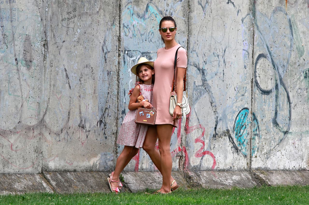 <b>Anja Louise</b>, su primógenita, se parece mucho a ella y tiene madera de modelo, ya posa con gran estilo y naturalidad.