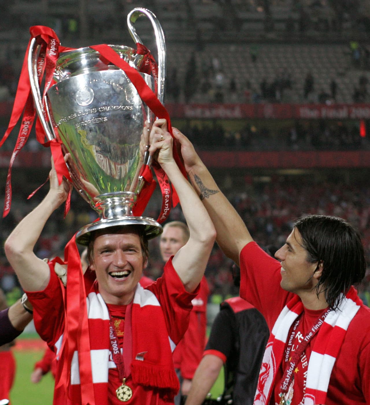 Vladimír Šmicer (República Checa) - Con el titulo de Champions League se despidó del Liverpool. Pasó a jugar con el Bordeaux y el Slavia Praga, donde se retiró en el año 2009.