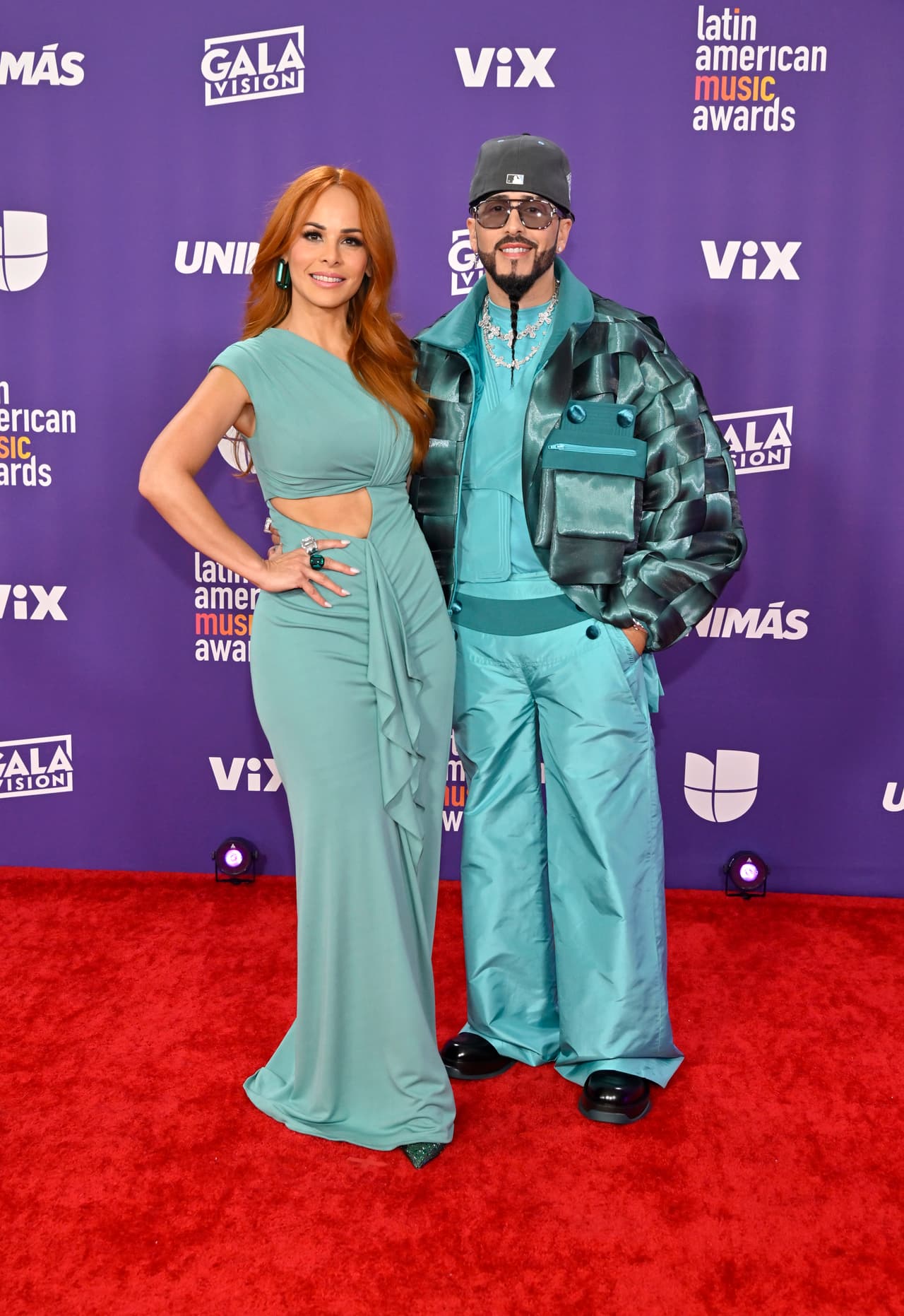 <b>Yandel y su esposa, Edneris Espada Figueroa</b>
<br>
<br>Los Latin American Music Awards 2024 fueron aún más especiales para el reggaetonero, pues su trayectoria fue reconocida con el premio Latin AMA Pioneer. 
<br>