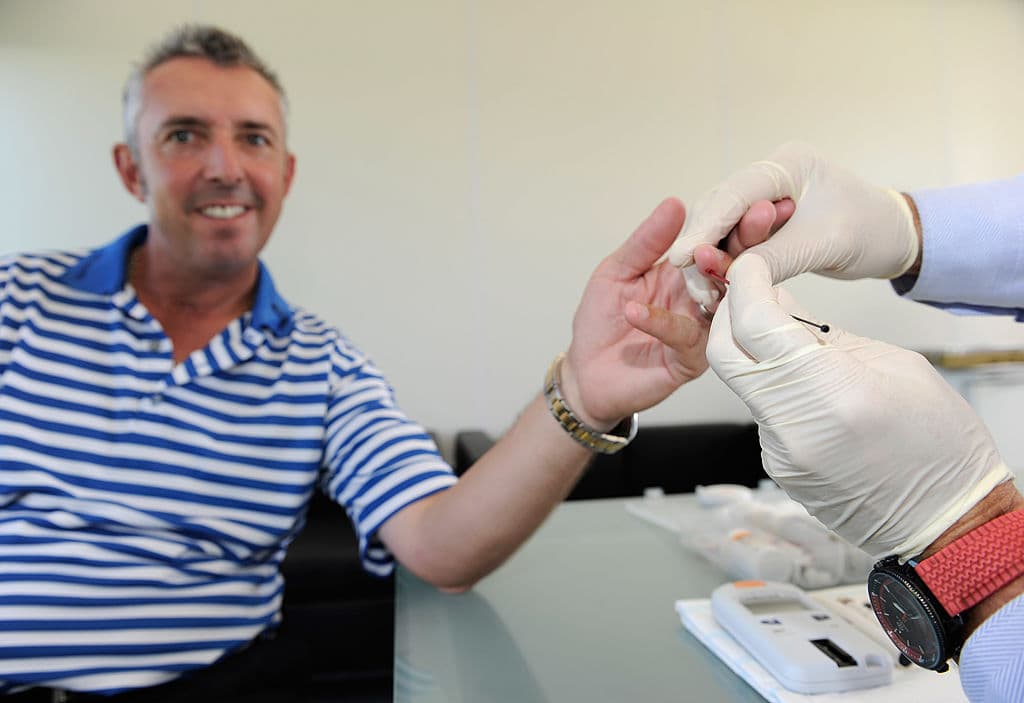 <b>No te haces las</b> 
<b>pruebas. </b>Las cifras de colesterol no suelen provocar ningún síntoma, por lo que es importante que las revises. A partir de los 20 años, los médicos te recomendarán un sencillo análisis de sangre cada varios años para comprobar que los niveles son saludables.