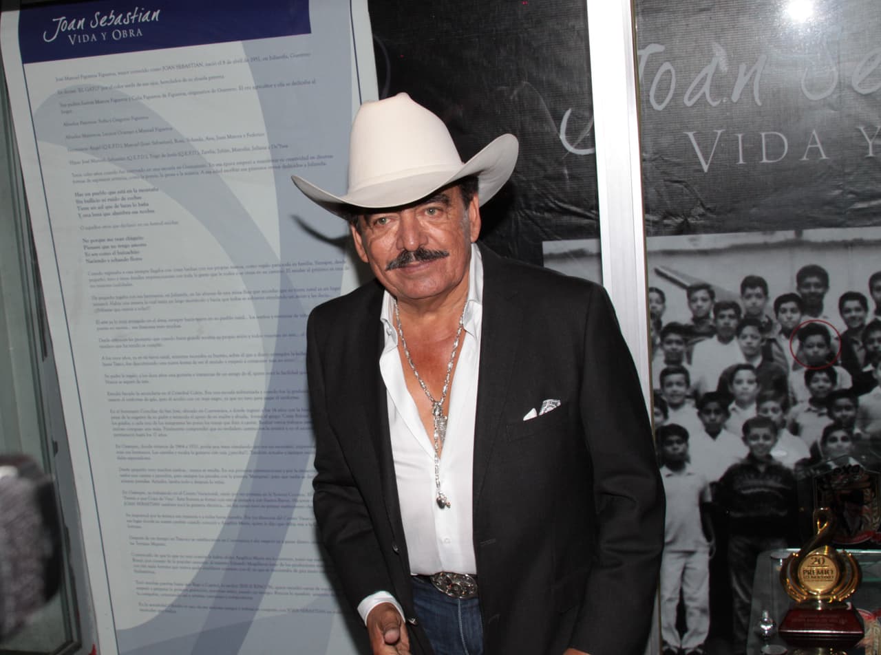 En sus comienzos musicales, el cantautor fue conocido por su verdadero nombre hasta que decidió cambiarlo.